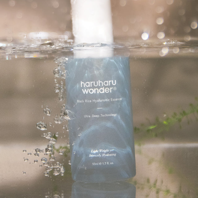 Haruharu_Wonder_-_Black_Rice_Hyaluronic_Essence_50ml_Texture_-1_Seoulful_Skincare